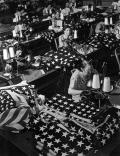 БУРК-УАЙТ, Маргарет. Женщины шьют флаги. 1940 г. 