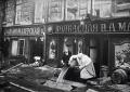 БУЛЛА, Виктор. Работницы магазинов откачивают воду из торговых залов после наводнения. 1924 г. 