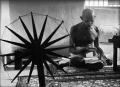 БУРК-УАЙТ, Маргарет. Махатма Ганди и его прялка. 1946 г. 
