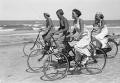 ТЮРК, Свен. Езда на велосипедах на пляже в Копенгагене. 1930-е гг. 
