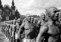 РОДЧЕНКО, Александр. Спортсмены на Красной площади. 1935 г. 
