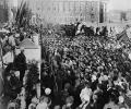 БУЛЛА, Виктор. В. Ленин произносит речь на митинге на пл. Урицкого. Петроград. 1920 г. 