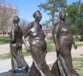 СУНЬИГА, Франсиско. Three Women Walking. Collection on the campus of Wichita State University. 1981 г. 