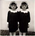 АРБЮС, Диана. Identical Twins: Roselle, New Jersey. 1967 г. 