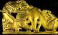 Мифический хищник терзает коня. Поясная бляха. Золото. IV-III в. до н. э.  Алтай. 