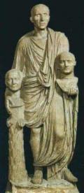 Римский патриций с масками предков. I век до н. э., мрамор.  Италия. 