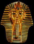Золотая маска фараона Тутанхамона. Из гробницы Тутанхамона в Долине царей.  Фивы. Египет. 